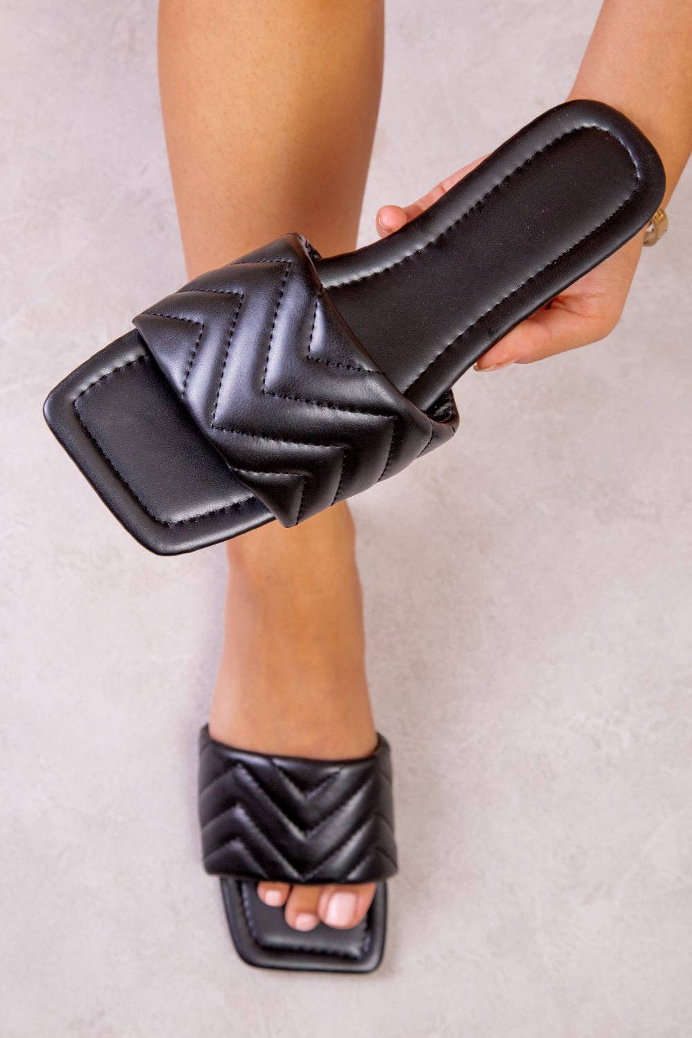 TANNER ZIG ZAG QUILTED SQUARE TOE SLIDERS IN BLACK