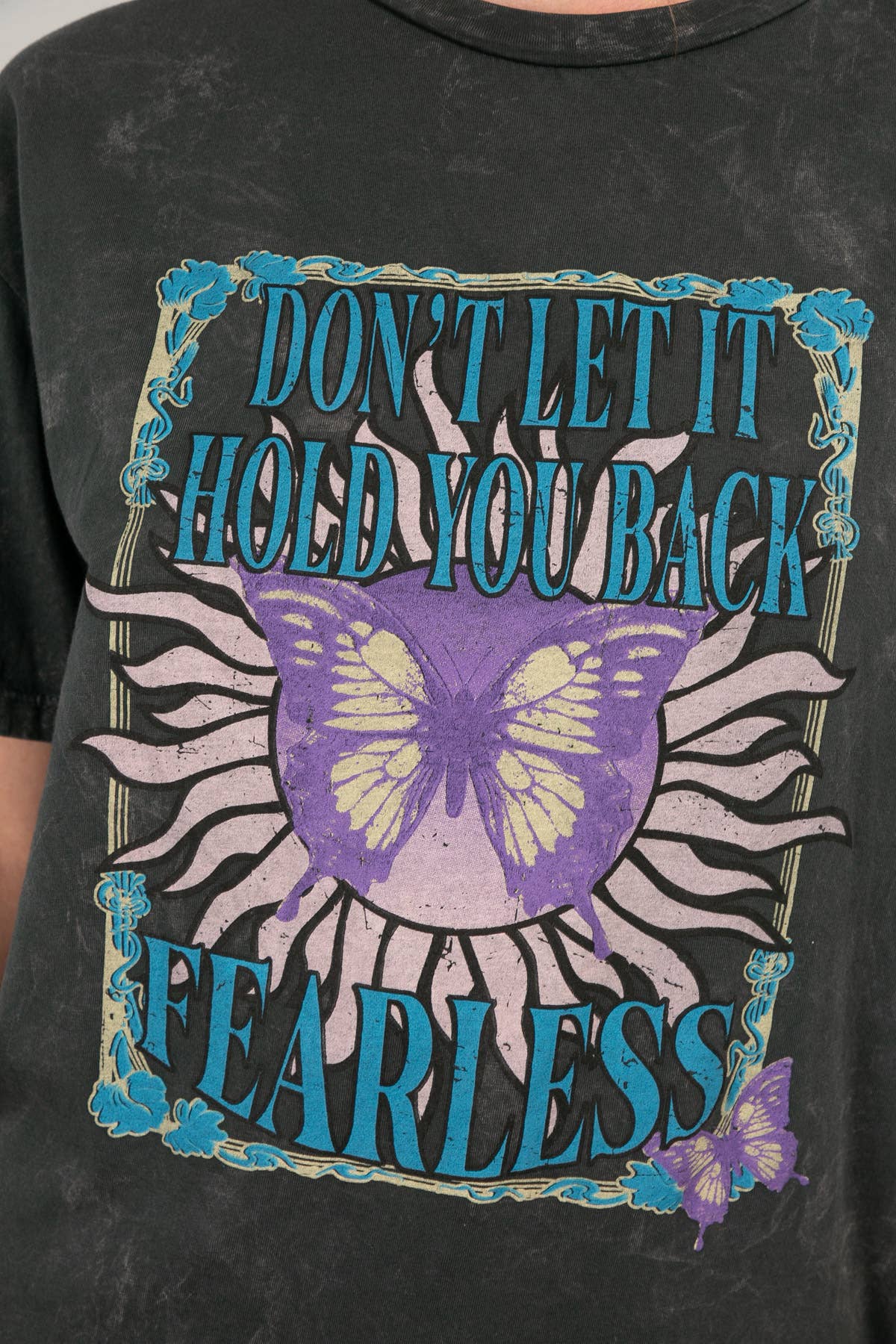 Butterfly t-shirt with “FEARLESS” calligraphy - NIKI