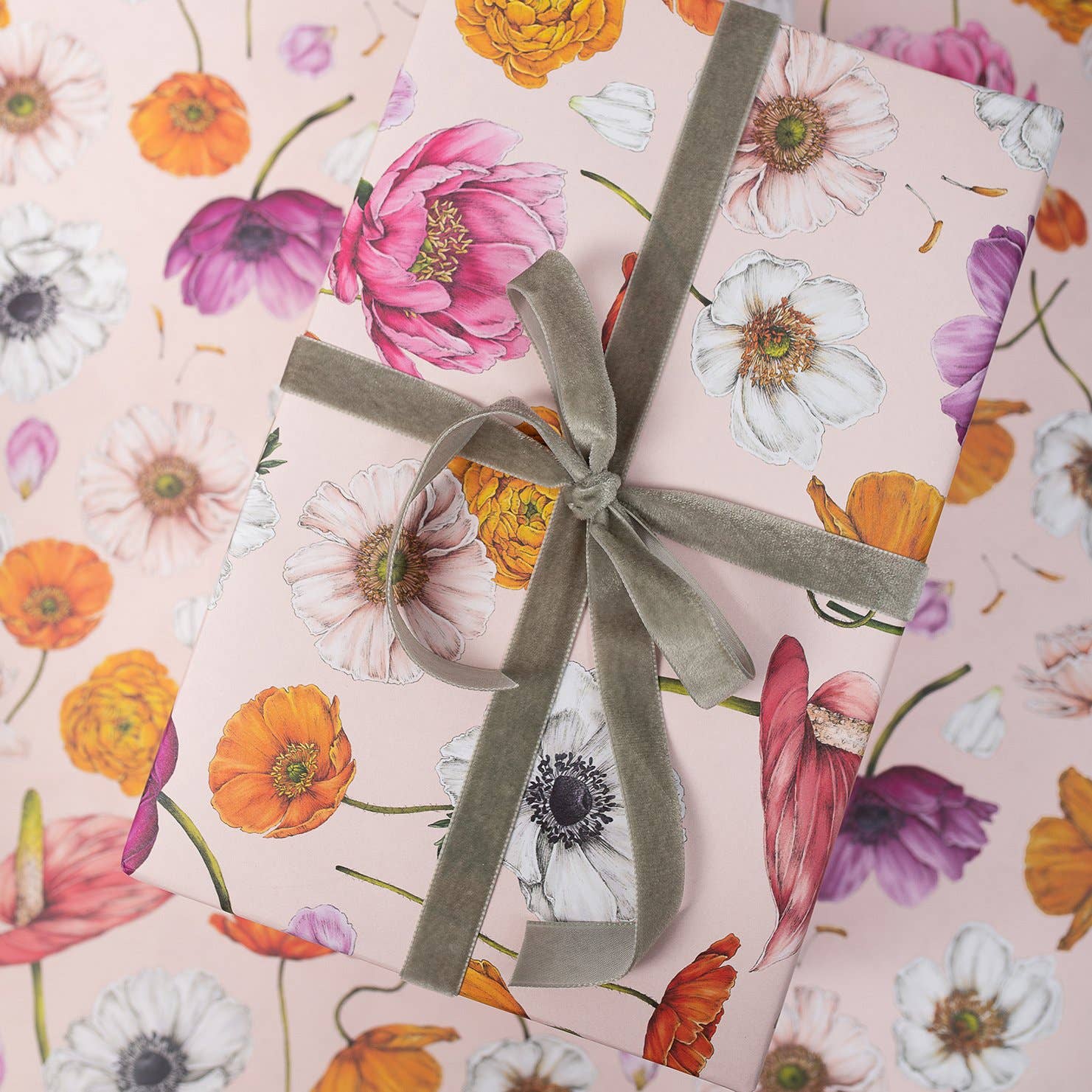 Catherine Lewis Design - Floral Brights - Rosa - Papel de regalo