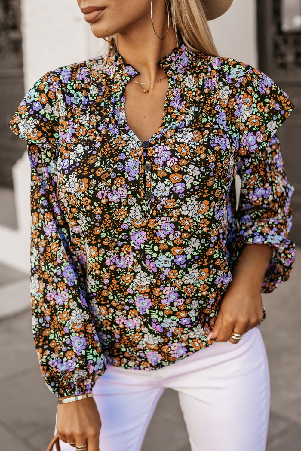 Blusa floral con cuello con muescas